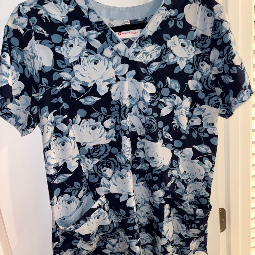 White Cross Women's Short Sleeve Floral Tee - Navy and Light Blue